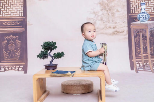 代怀包生男孩机构女宝宝换尿布